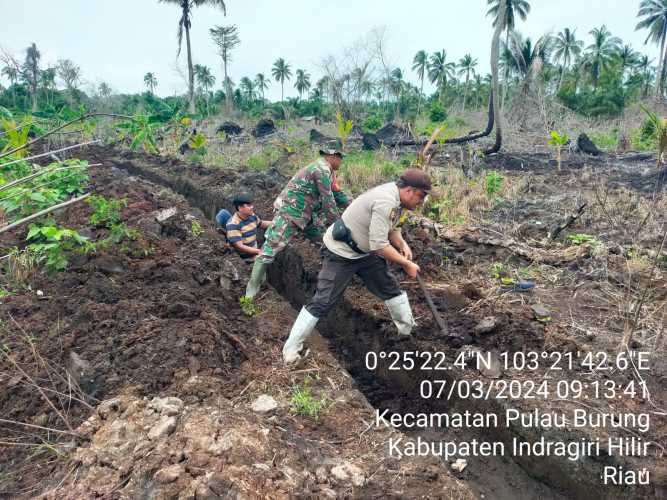 Cegah Karlahut,Serda Ahmad Feri Buat Embung Sumber Pemadaman