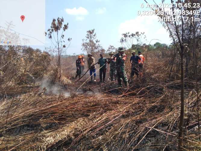 Anggota Koramil 12/Batang Tuaka Hari Keempat  Melaksanakan Pendinginan Titik Hotspot