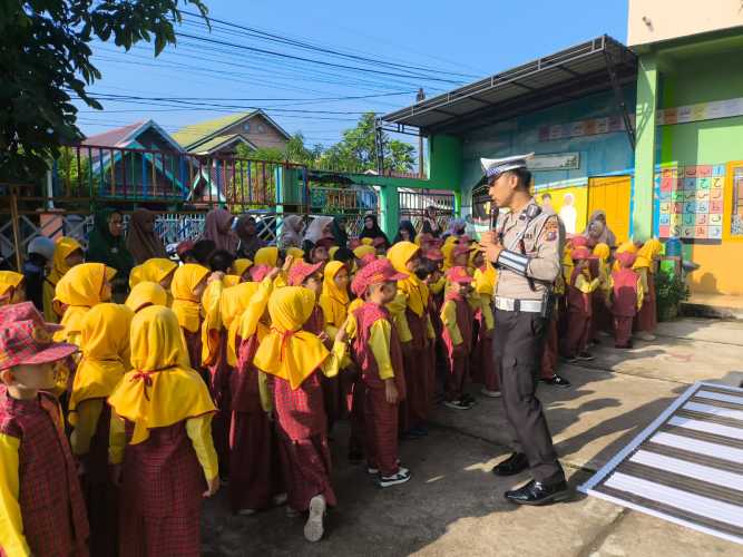 Pengenalan Rambu Lalu Lintas dan Keselamatan Berkendara, Satlantas Polres Inhil Kunjungi TK AL Munawarah Tembilahan