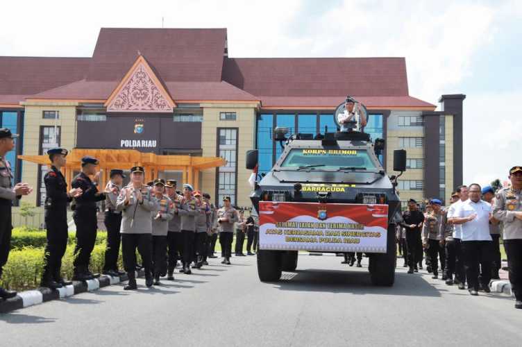 Terkejut, Danlanud RSN Dilepas Kapolda Riau Dengan Arakan Mobil Baracuda