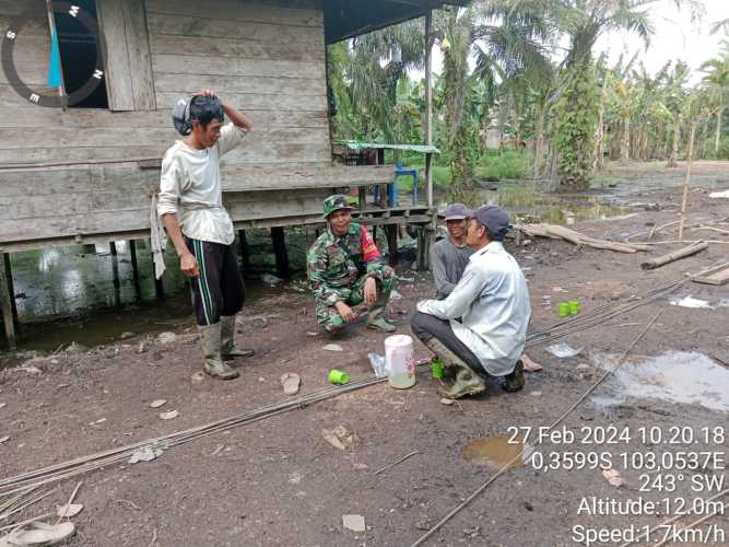 Bersama Kelompok Tani, Serda Ronal Manalu Bantu Warga Untuk Memulai Musim Tanam Padi