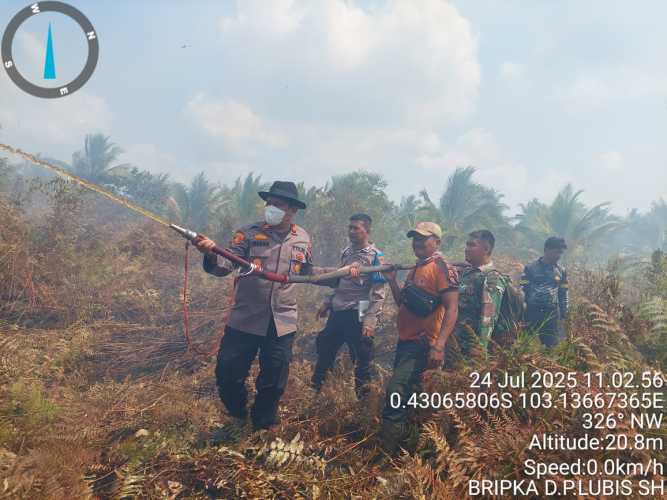 Di Hari Kedua Kapolsek Tembilahan Hulu  Bersama Tim Gabungan Masih Berjibaku Padamkan Api di Perbatasan Dua Desa