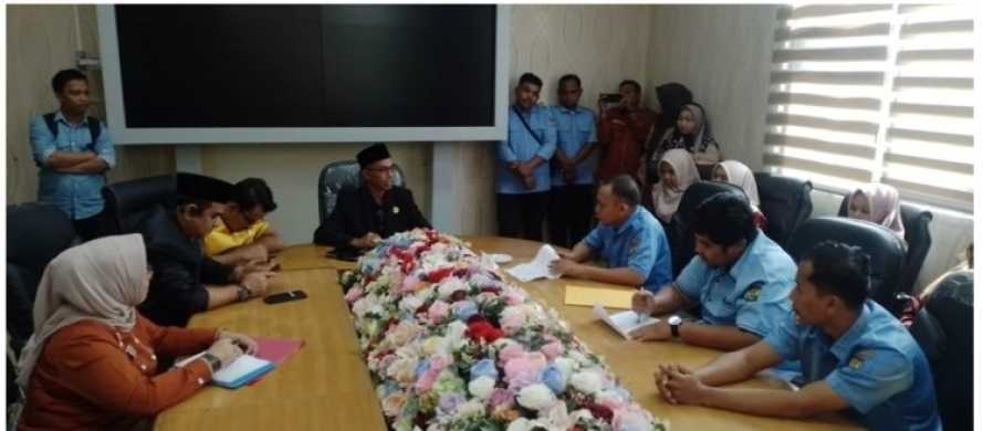 Ratusan Tenaga Hononer Temui Komisi I DPRD Kampar