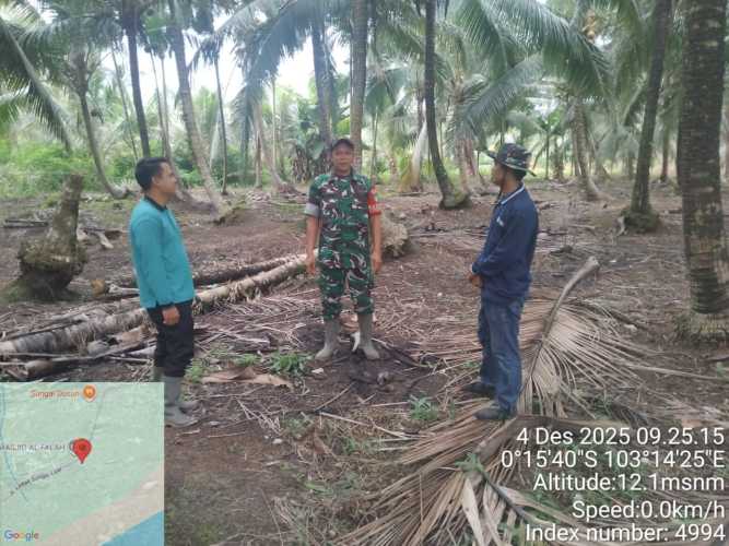 Babinsa bersama warga melakukan pemantauan kondisi alam
