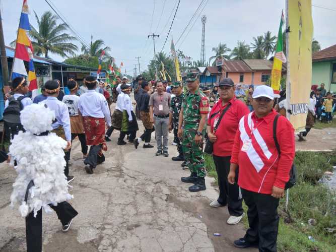 Babinsa Pulau Lakukan Pendampingan Pawai Karnaval HUT RI Ke-80