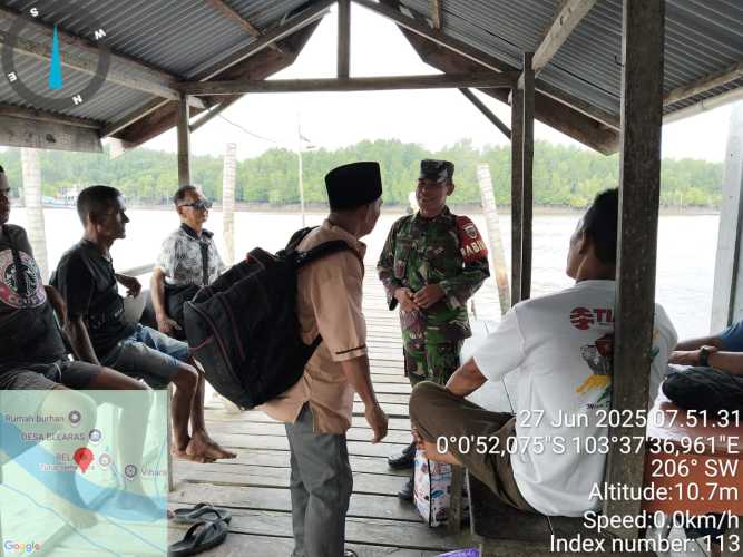 Babinsa Desa Belaras Tingkatkan Pengawasan Mobilitas Warga di Pelabuhan Rakyat