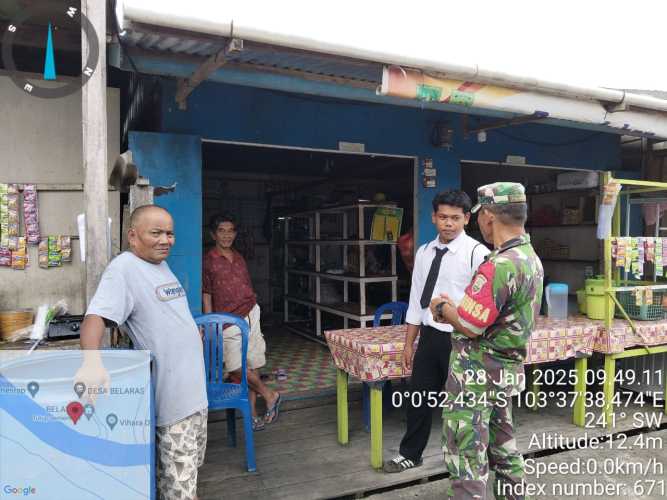 Babinsa Serma H. Situmorang dalam menghimbau masyarakat untuk waspada terhadap cuaca ekstrim