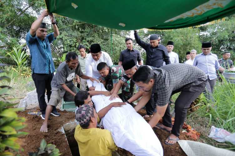 Komandan Kodim 0208 Asahan Turut Hadiri Pemakaman Ibunda Bupati Asahan