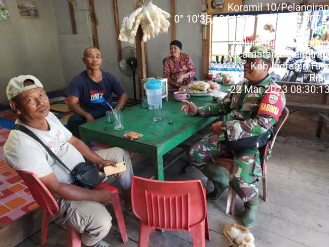 Babinsa Mengajak Tokoh Masyarakat Menjaga Keamanan Rumah Saat Ibadah Ramadhan