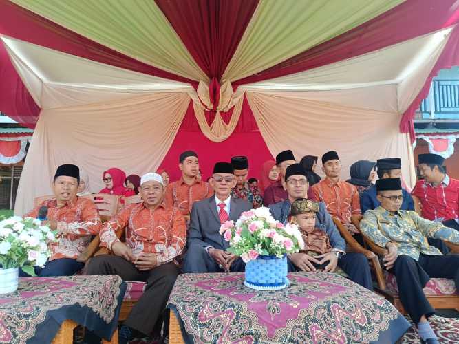 Dr. Ali Azhar Pimpin Upacara HUT RI ke - 80 di Ponpes Sabilal Muhtadin