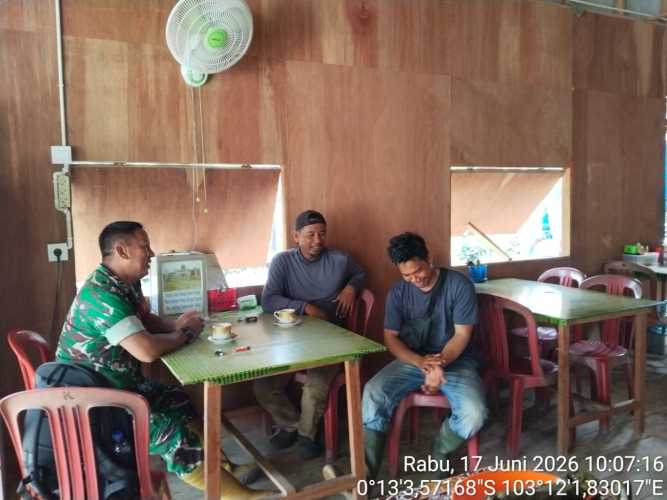Babinsa Koramil 12/Batang Tuaka Bantu Warga Lengkapi Persyaratan Rekomendasi PPDB SMP