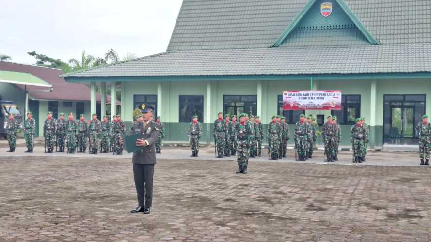 Personel Koramil 12/Batang Tuaka Hadiri Upacara Hari Lahir Pancasila di Makodim