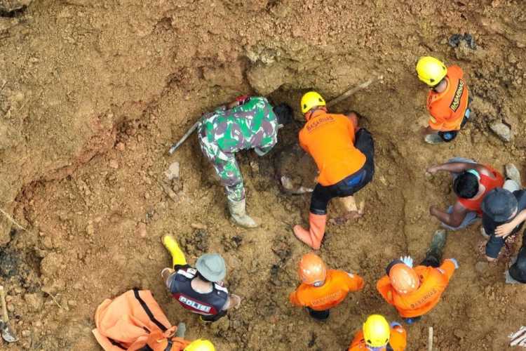 Basarnas Pekanbaru Ikut Turunkan Tim Bantu Pencarian Korban Longsor Tapsel