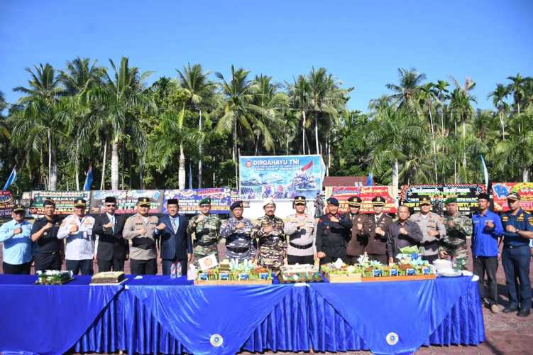 Kasdim 0208/Asahan Bersama Pabung Tanjung Balai Hadiri Upacara Peringatan HUT ke-80 TNI di Mako Lanal Tanjung Balai Asahan