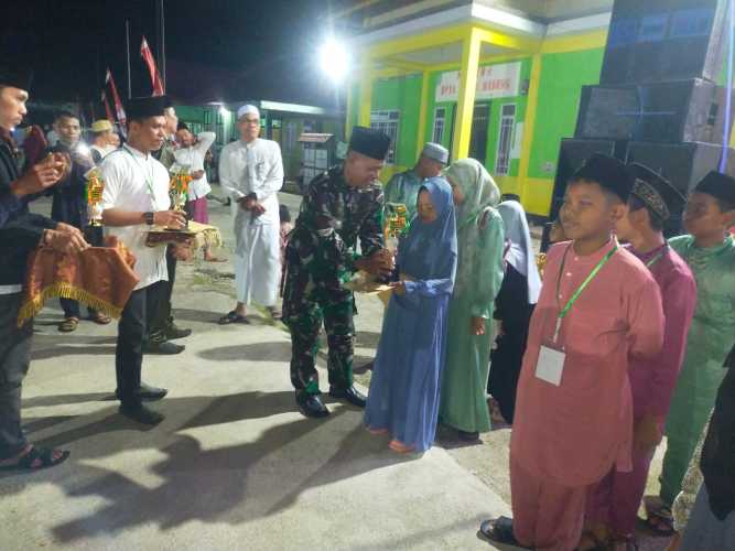 Danramil Tutup MTQ Ke - 13 Tingkat Kecamatan Pulau Burung dengan Memberikan Tropi Kepada Pemenang <