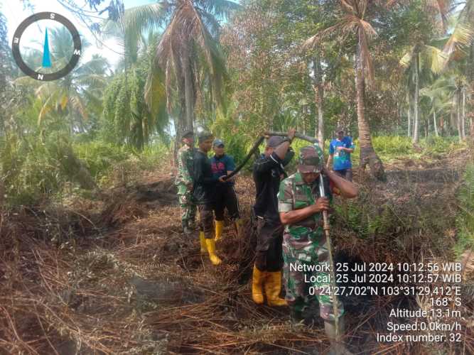 Personil Koramil 11/Pulau Burung Lakukan Pendinginan di Titik Hotspot Dusun Mandiri