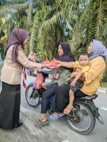 Berbagi Takjil Ajang Melatih Kepekaan Sosial