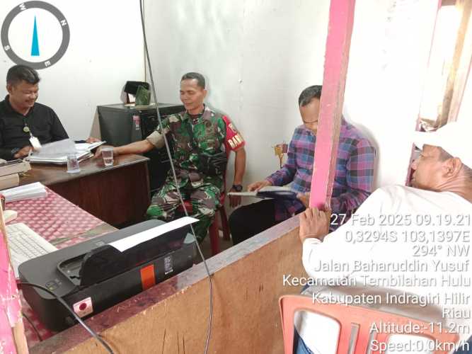 Babinsa Koramil 01/Tbh Kodim 0314/Inhil Laksanakan Komsos di Kantor Kelurahan Tbh Hulu