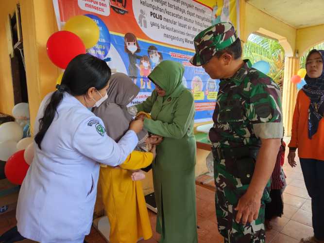 Danramil Dampingi Program Pemberian Vaksin Polio Kepada Anak anak Balita