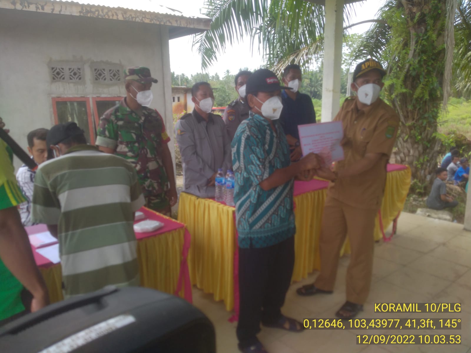 Serda Mulyadi Babinsa Koramil 10/Pelangiran Salurkan Bansos Bagi Warganya