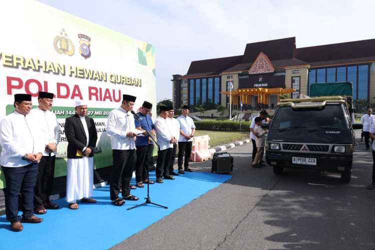 Polda Riau Salurkan 195 Hewan Kurban hingga Pelosok Desa