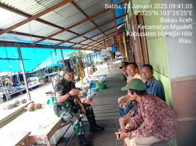 Babinsa Desa Bakau Aceh Melaksanakan Komsos untuk Meningkatkan Kamtibmas