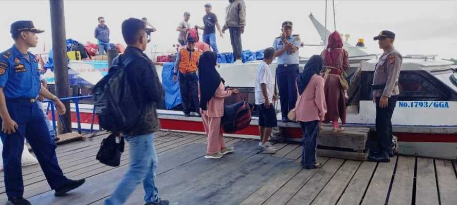Di Antara Kepadatan dan Keselamatan, Kapolsek Pulau Burung Perketat Pengamanan Pelabuhan