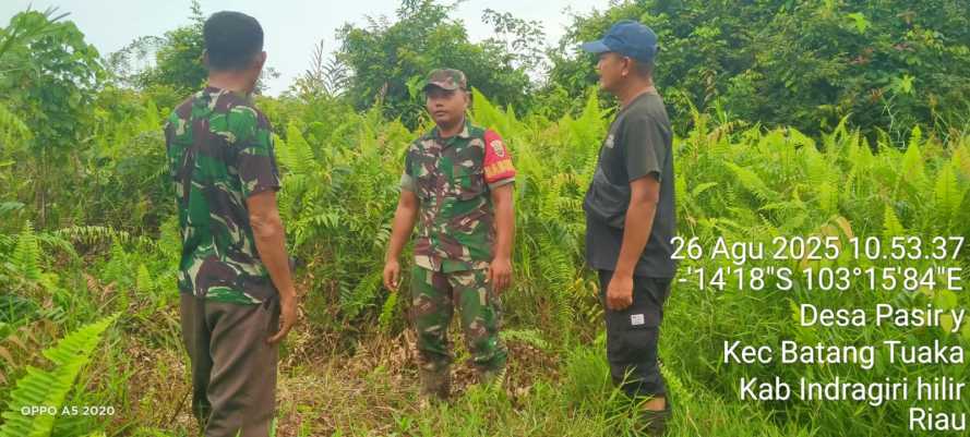 Babinsa Batang Tuaka Laksanakan Patroli Pencegahan di Wilayah Rawan Karhutlah