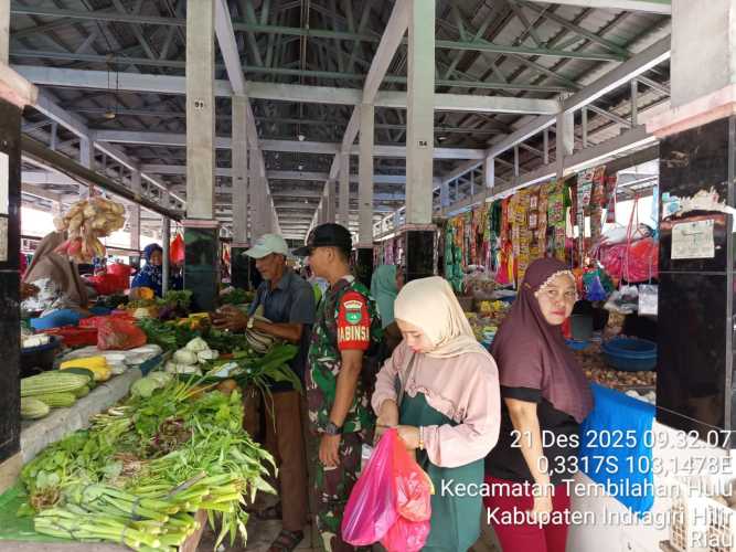 Babinsa Serda Ronald Manalu Amati Keamanan dan Kebersihan Pasar Kayu Jati
