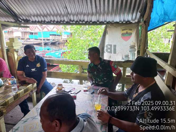 Babinsa Koramil 08/Mandah dalam menjaga keseimbangan sosial melalui komunikasi sosial (komsos)