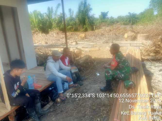 Babinsa Koramil 12/Batang Tuaka Ajak Warga Waspadai Karhutla di Musim Panas