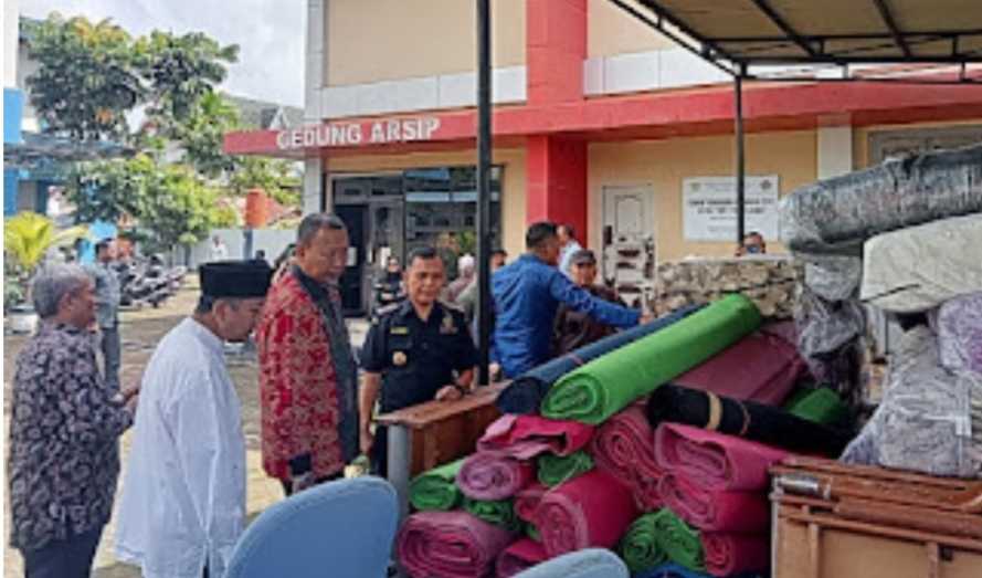 Kepala Kantor  Bea Cukai Tembilahan, Eka Purnama Putra Menyerahkan Hibah BMMN