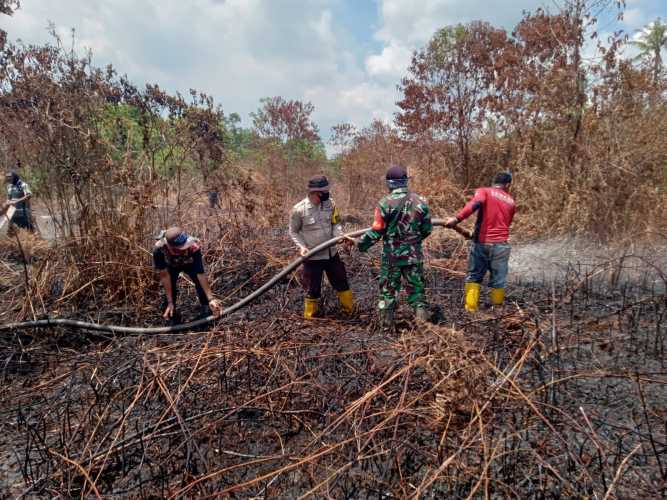 Babinsa Lakukan Pemadaman di Lokasi Sungai Danai