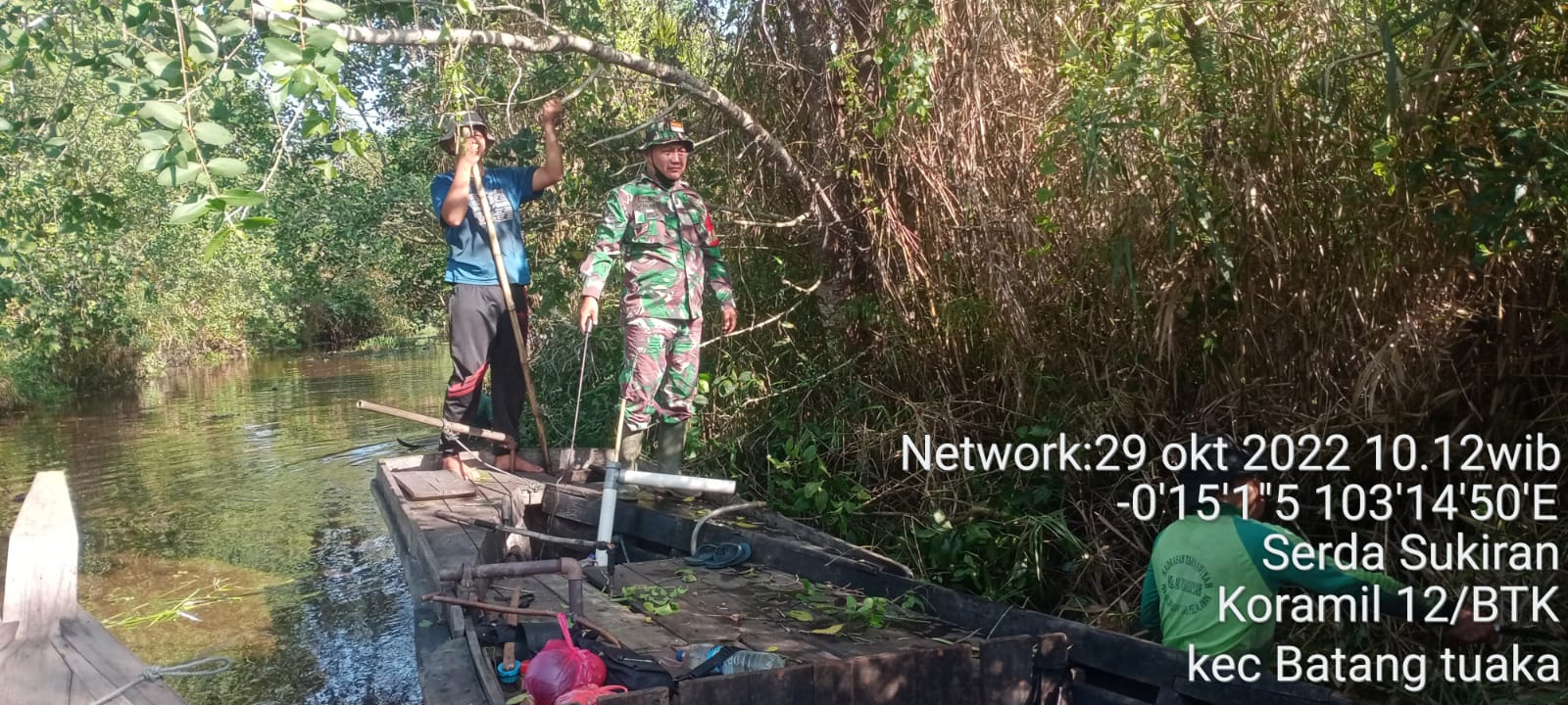 Serda Sukiran Babinsa Koramil 12/Batang Tuaka Laksanakan Patroli Implikasi Karhutlah