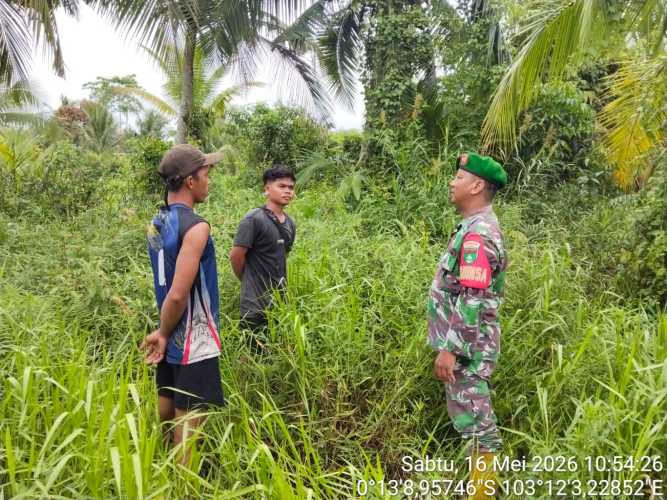 Babinsa Koramil 12/Batang Tuaka Patroli Tapal Batas, Pastikan Wilayah Bebas Titik Api