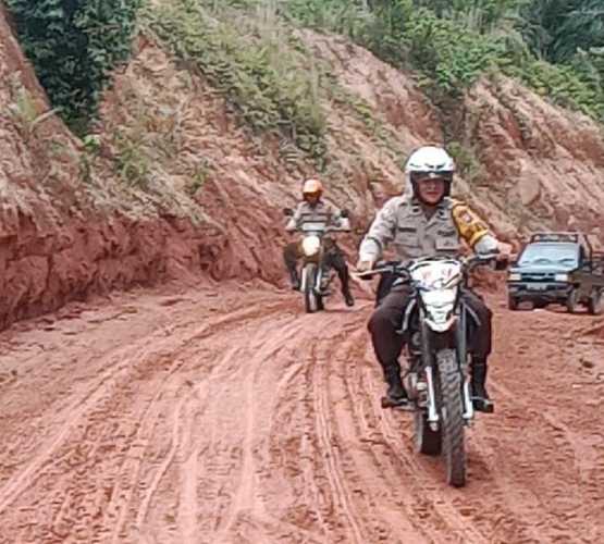 Sambangi Masyarakat Hingga Ke Pelosok dengan Kondisi Jalan Licin dan Mendaki,Tak Surutkan Polsek Kemuning Cooling System