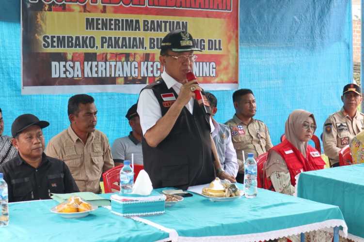 Bupati H.M.Wardan Bersama Ketua TP.PKK Inhil Hj.Zulaikhah Wardan Serahkan Bantuan Korban Musibah Kebakaran