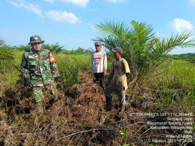 Babinsa Koramil 12/Batang Tuaka Aktif Eskalasi Penanganan Karhutla Secara Terpadu