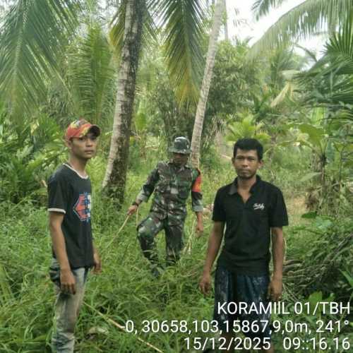 Babinsa Koramil 01/Tembilahan, Serda Jondri, menggalakkan patroli tapal batas sebagai langkah antisipasi bencana hidrometeorologi dan kebakaran hutan dan lahan