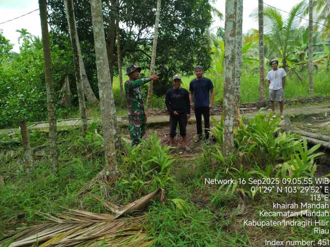Babinsa Koramil 08/Mandah Laksanakan Patroli Tapal Batas untuk Monitoring Kamtibmas