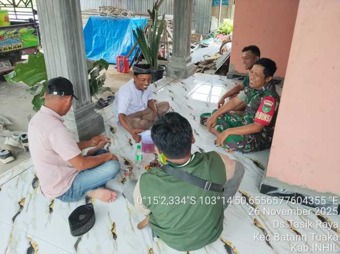 Babinsa Koramil 12/Batang Tuaka Kodim 0314/Inhil, Koptu Sihabudin, terus menggencarkan upaya pencegahan tindak kriminalitas di wilayah binaannya