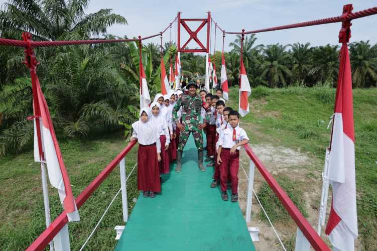 Kodim 0208/Asahan Rampungkan Rehab Jembatan Perintis di Desa Kandangan, Mobilitas Warga Kembali Lancar