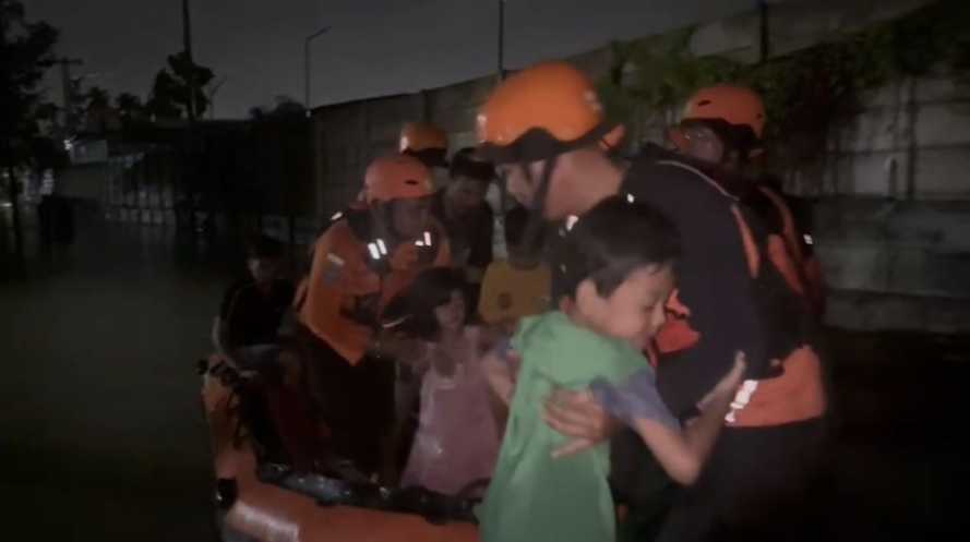 Terjebak Banjir, Warga Pekanbaru Dievakuasi Basarnas