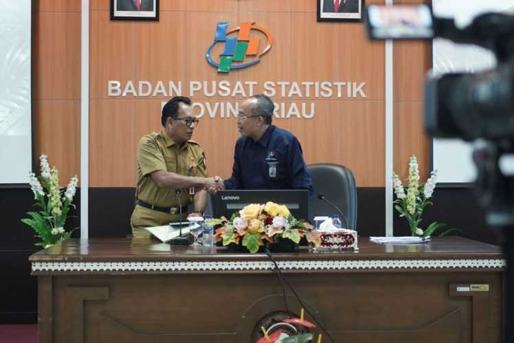 Kadiskominfotik Riau bersama Kepala BPS Merilis Berita Statistik Periode Mai 2024