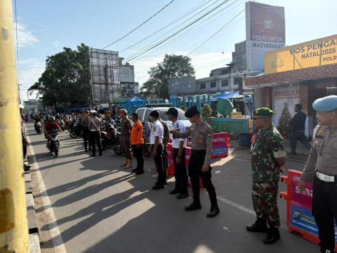 Babinsa Sertu Anton yang mengikuti Apel Pengamanan H-2 Natal 2025 dan Tahun Baru 2026.