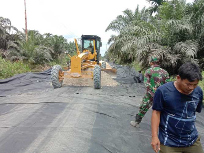 Pra TMMD ke-123, Personel Kodim 0314/Inhil Bahu Membahu Bangun Jalan Poros Mumpa - Karya Tunas Jaya