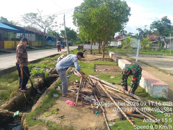 Babinsa Mandah  menjaga kebersihan lingkungan di penghujung tahun