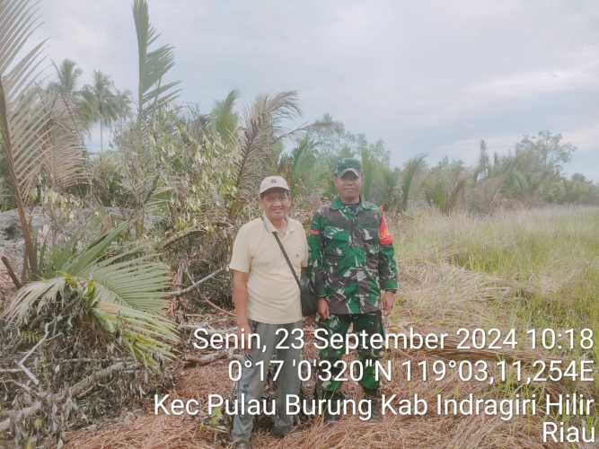 Babinsa Koramil 11/Pulau Burung Bersama warga Melaksanakan Patroli Karhutlah di Desa Bangun Harjo