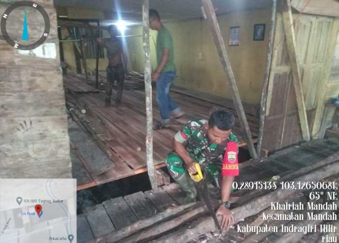 Jaga Silaturahmi, Babinsa Bantu Perbaiki Rumah dengan Gotong Royong