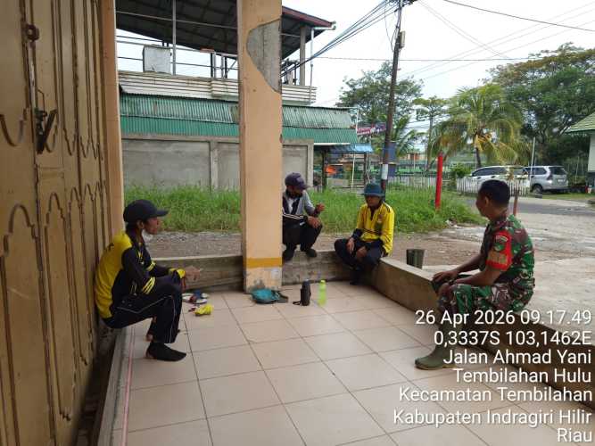 Babinsa Tembilahan Hulu Koordinasi dengan Petugas Kebersihan untuk Atasi Masalah Drainase dan Sampah